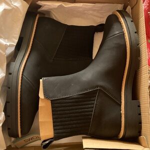 New in box Tom’s  Cory Chelsea Boots Black Nubuck woman’s 7.5